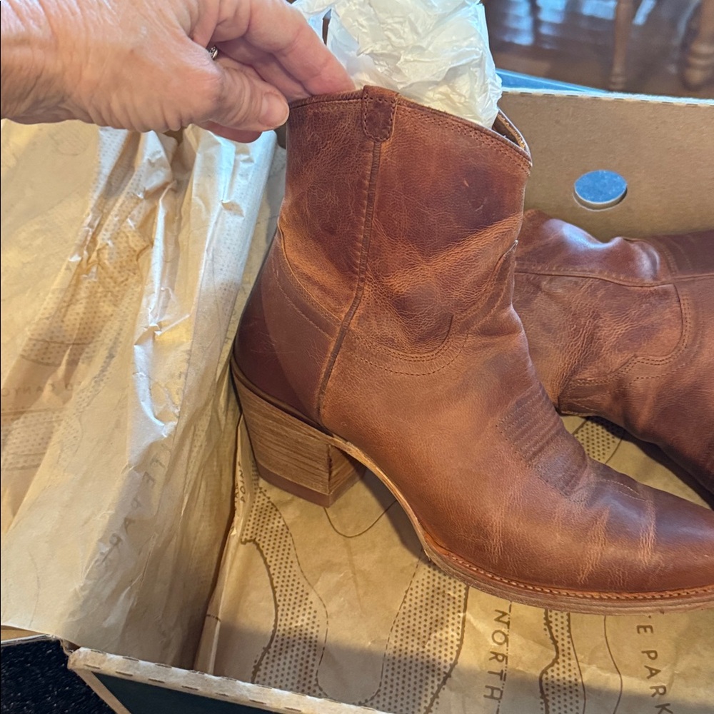 Tecovas Brown and Black Western Box - Picture 3 of 5